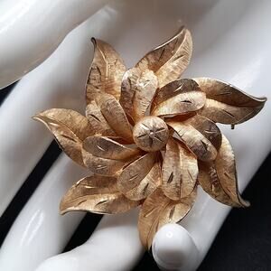 Vintage Flower Gold Plated Brooch, 1960s Jewelry, 1 1/8"